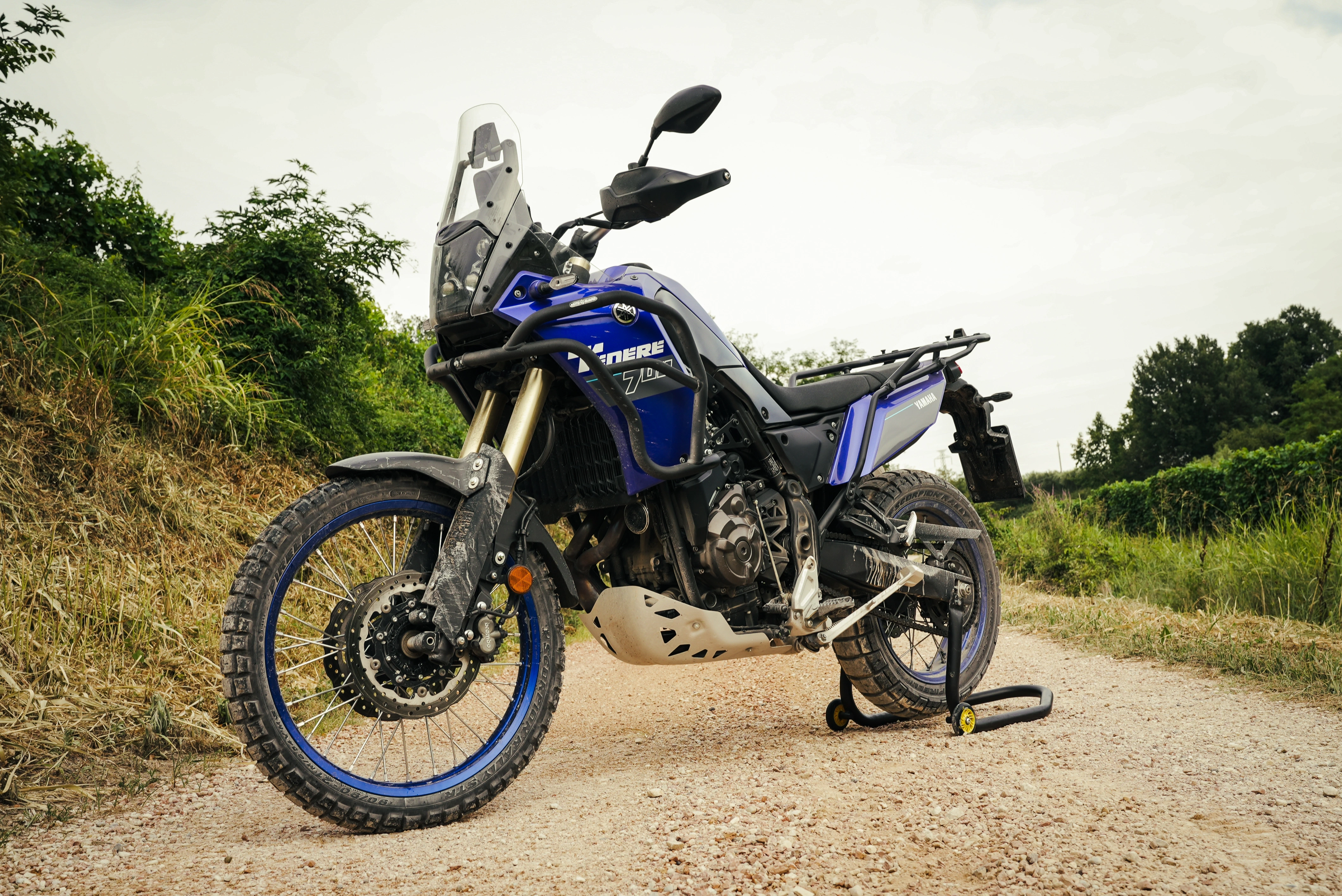 Moto adventure su un sentiero