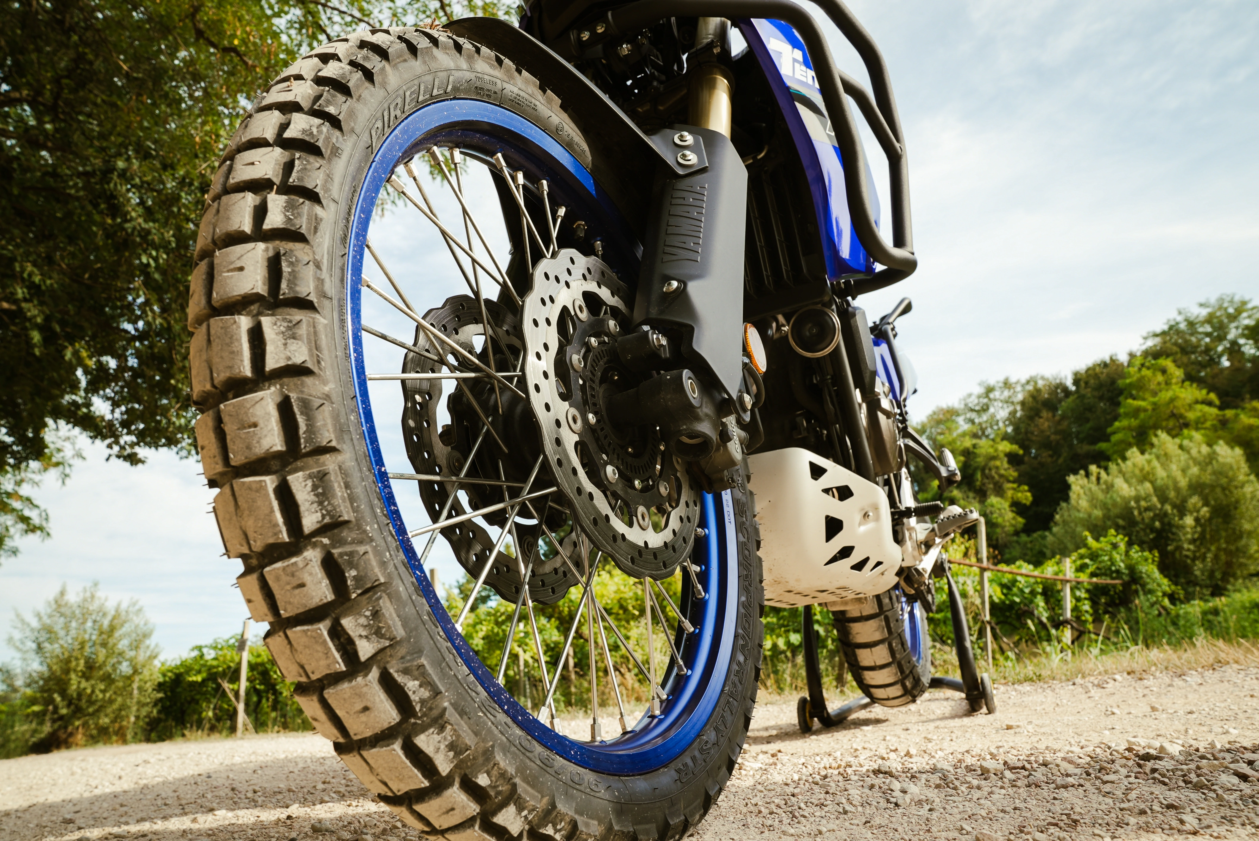 Motociclista su sentiero sterrato tra gli ulivi del Garda